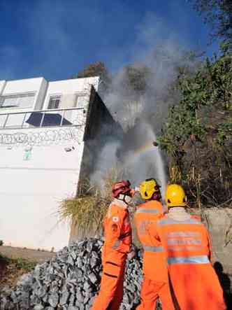 Bombeiros combatem o fogo em faixa de mata no Mangabeiras, em Belo Horizonte: queimadas pem em risco a natureza e a populao(foto: Alexandre Guzanshe/EM/D.A Press)