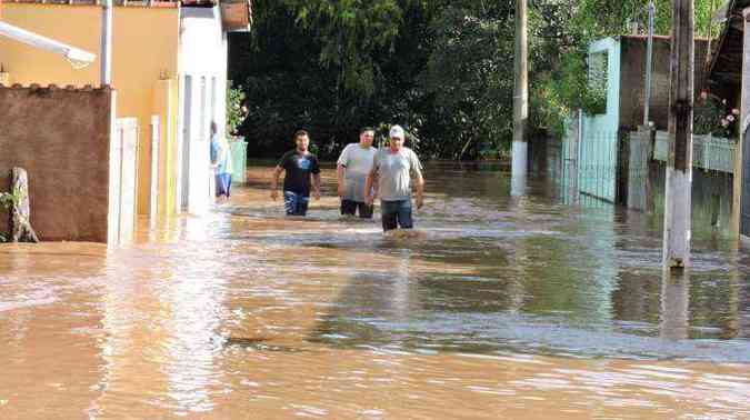 Enchentes atingiram pelo menos 300 famlias(foto: Prefeitura de Inconfidentes/Divulgao)