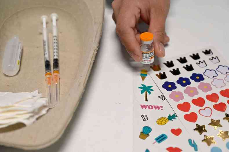 Frasco da vacina pediátrica da Pfizer, que tem posologia diferente da aplicada em adolescentes e adultos