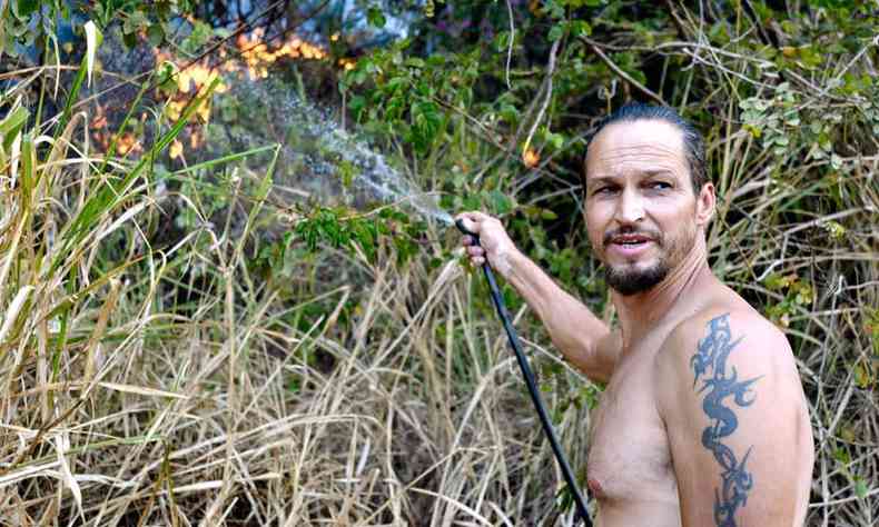 Jos Eugnio pegou a mangueira na tentativa de ajudar a combater as chamas