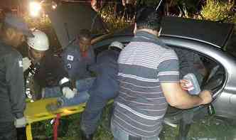 Tentativa de resgato de uma vtima do Honda Civic no acidente em Montes Claros(foto: Divulgao Corpo de Bombeiros)