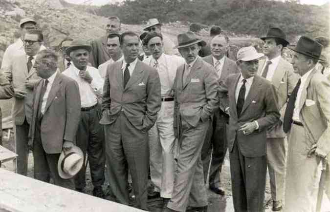 Governador de Minas Gerais, Juscelino Kubitscheck, o fundador e presidente dos Diarios Associados, Assis Chateaubriand e durante visita as obras de construo da Usina Hidreltrica de Itutinga, em 1953(foto: Arquivo EM. )
