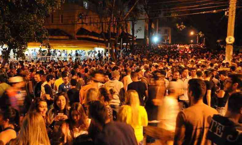 Vias prximas ao campus da universidade ficaram lotadas durante toda a sexta-feira com festas(foto: Marcos Vieira/EM/D.A. Press)