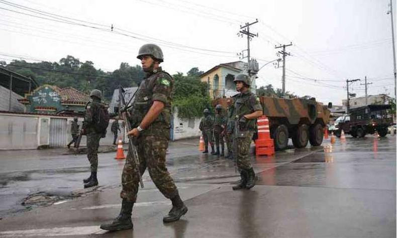 Soldados do Exrcito no Rio: segurana pblica deve voltar a ser atribuio dos estados (foto: Danilo Verpa/Folhapress)