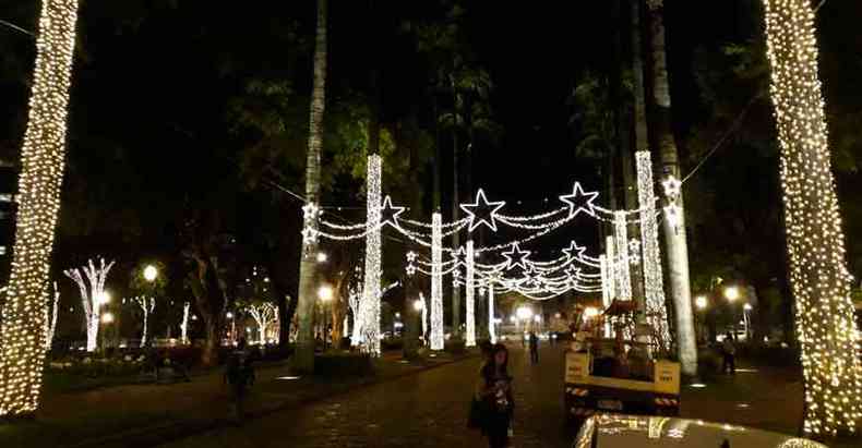 Iluminao da Praa da Liberdade foi testada ontem e ser inaugurada hoje, s 19h(foto: Charles Wittor/Divulgao)