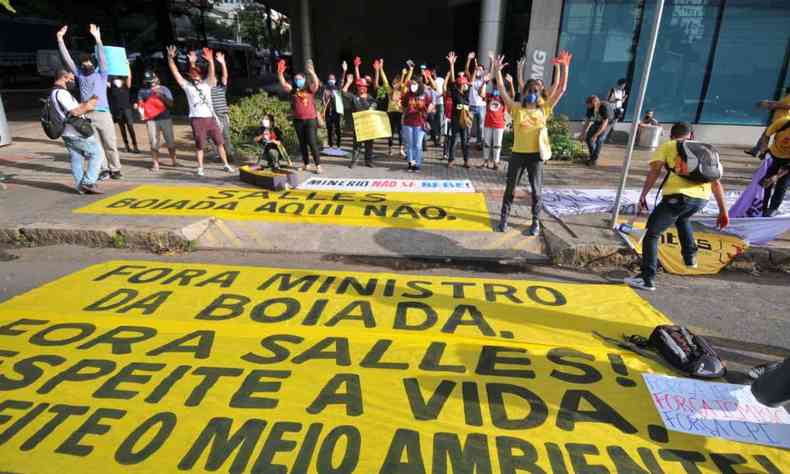 Manifestantes foram ao prdio da Fiemg protestar contra a gesto de Ricardo Salles(foto: Alexandre Guzanshe/EM/D.A Press)