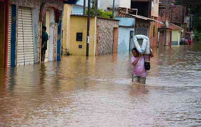 Rua alagada em So Joo Del Rei, onde 400 pessoas esto desalojadas(foto: Thiago Morandi )