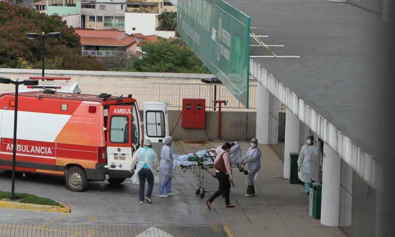 Minas Gerais registrou mais 23 mortes e 11.888 novos casos de infecção pelo COVID-19 em um período de 24 horas(foto: Edesio Ferreira/EM/D.A Press - 08/04/2021) Profissionais da saúde saindo de ambulância