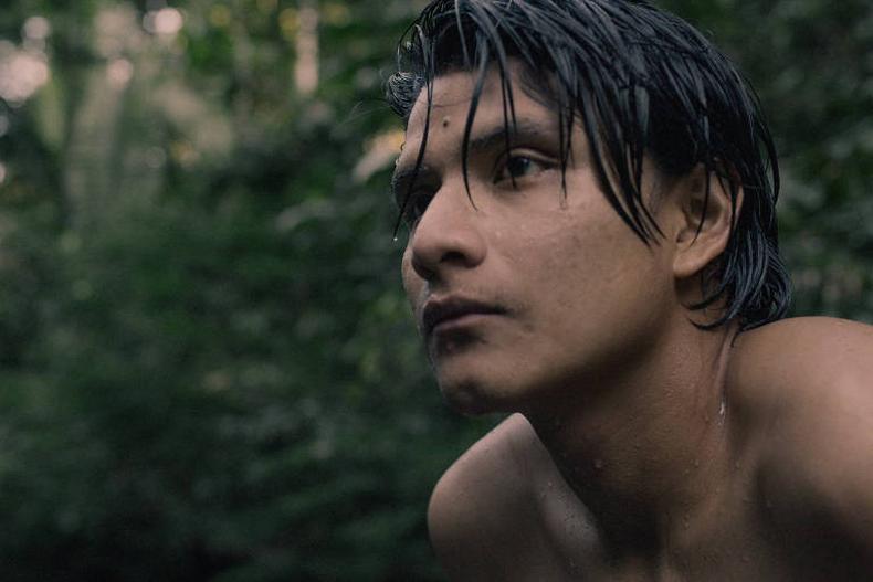 Documentário 'O território' foi filmado durante três anos em Rondônia(foto: O2 Play/Divulgação) Jovem indigena olha para o infinito em meio à floresta