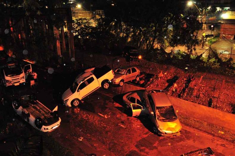 Temporal arrasta carros nas imediaes da Avenida Vilarinho (foto: Marcos Vieira/EM)