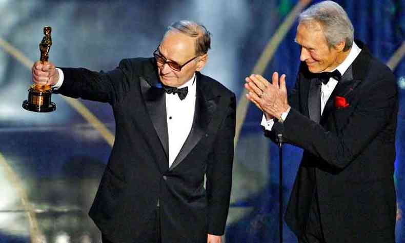 O compositor recebeu um Oscar pelo conjunto da carreira, entregue pelo ator e diretor Clint Eastwood, em 2007, e venceu a estatueta de melhor trilha sonora em 2016 (foto: Gary Hershorn/AFP)