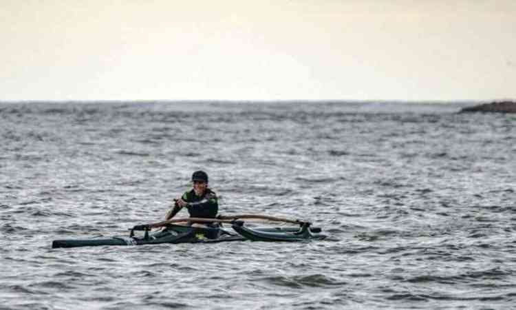 Mulher atleta praticando exercicio em canoa havaiana no mar 