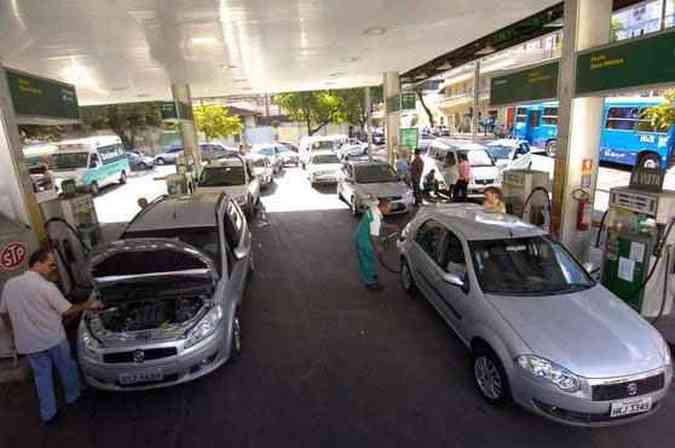 Com o anncio da interrupo do transporte de gasolina e lcool, motoristas fizeram fila para abastecer ao longo do dia em BH (foto: Gladyston Rodrigues/EM/D.A/Press)