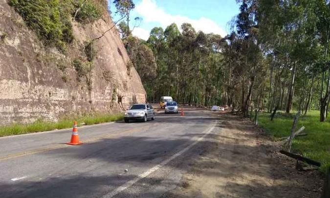A rodovia foi liberada por volta das 9h desta quarta-feira(foto: Polícia Militar Rodoviária (PMRv) / Divulgação) A rodovia foi liberada por volta das 9h desta quarta-feira(foto: Polícia Militar Rodoviária (PMRv) / Divulgação)