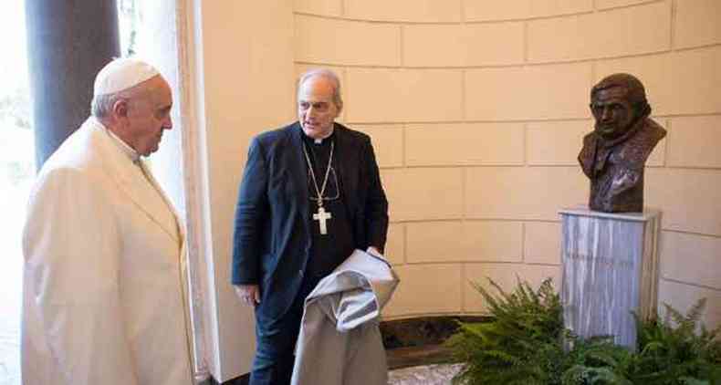 A declarao foi feita durante cerimnia de inaugurao de um busto do seu antecessor, Bento XVI, no Vaticano(foto: OSSERVATORE ROMANO / AFP)