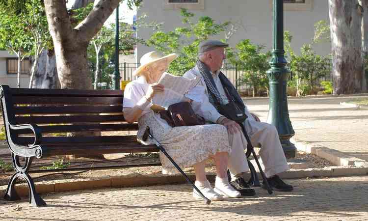 casal de velhinhos sentado em banco na praa 