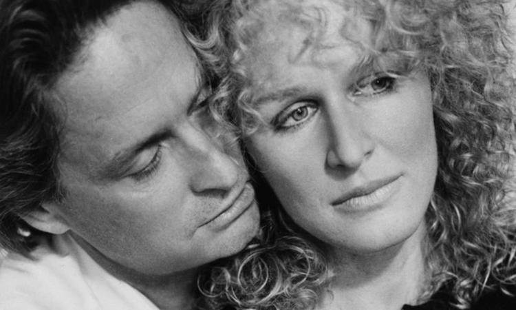 Michael Douglas e Glenn Close abra�ados em foto promocional do filme Atra��o fatal