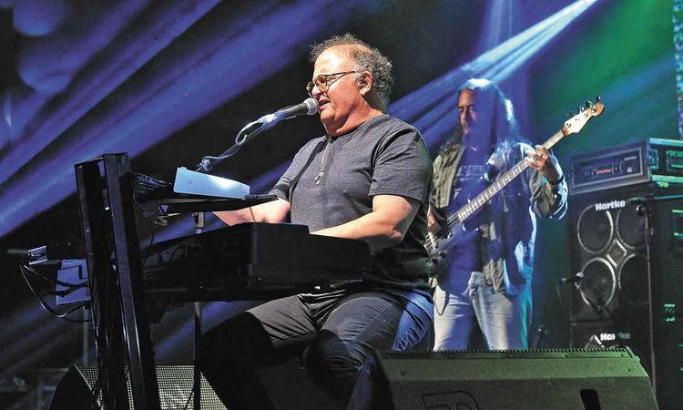 Guilherme Arantes toca teclado no palco durante show na cidade de Boa Esperana
