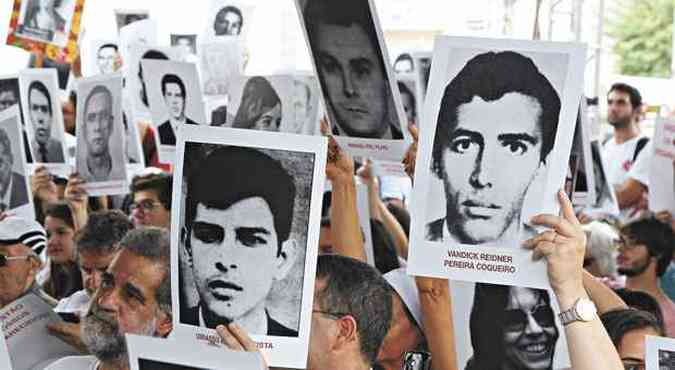 Manifestao lembra os torturados na sede do DOI-Codi em So Paulo, local onde teriam sido assassinados 46 presos polticos, incluindo o jornalista Vladimir Herzog (foto: Marcos Alves/Agncia O Globo)