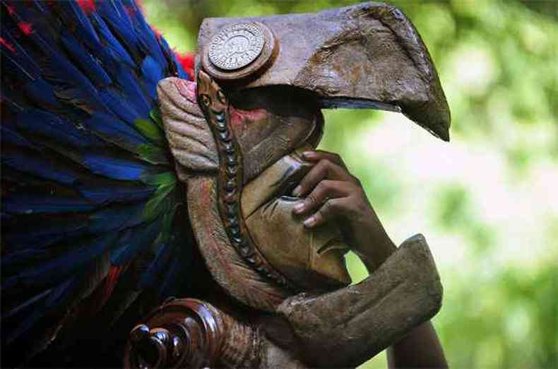 Membro de grupo folclrico usa mscara maia na Guatemala(foto: AFP PHOTO/Hector RETAMAL )