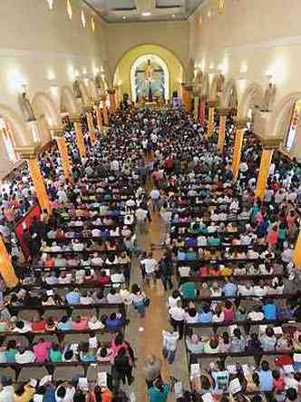 Matriz de Nossa Senhora da Ajuda ficou lotada de fiis que foram a Trs Pontas agradecer ao religioso(foto: Beto Novaes/EM/D.A Press)