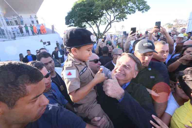 Jair Bolsonaro visita Montes Claros, anda a cavalo e abraça criança