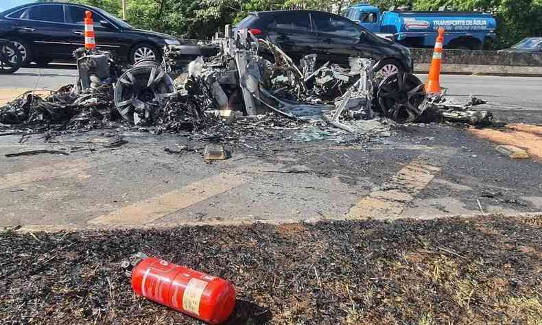 Lamborghini destruída em incêndio