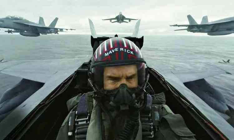 Tom Cruise dentro de caa no filme Top Gun: Maverick
