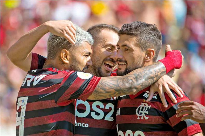 Gabriel e Éverton Ribeiro abraçam De Arrascaeta, destaque do Flamengo(foto: Alexandre Vidal / Flamengo) Gabriel e Éverton Ribeiro abraçam De Arrascaeta, destaque do Flamengo(foto: Alexandre Vidal / Flamengo)