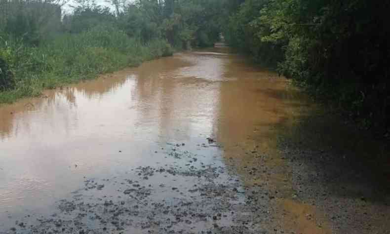 Imagem mostra estrada alagada com as chuvas