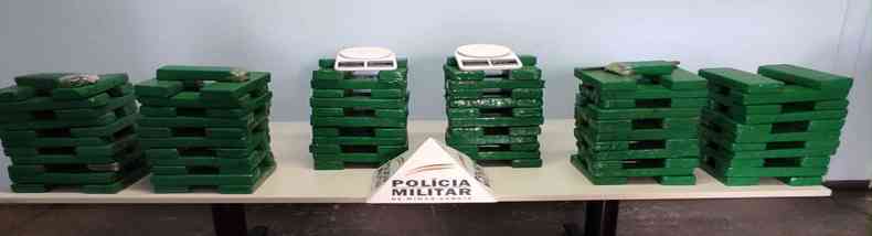 Trinta e oito barras de maconha estavam guardadas em casa em Ribeiro das neves(foto: PMMG/Divulgao)