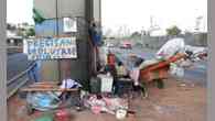 Morador em situação de rua pede doação de blusas de frio em BH