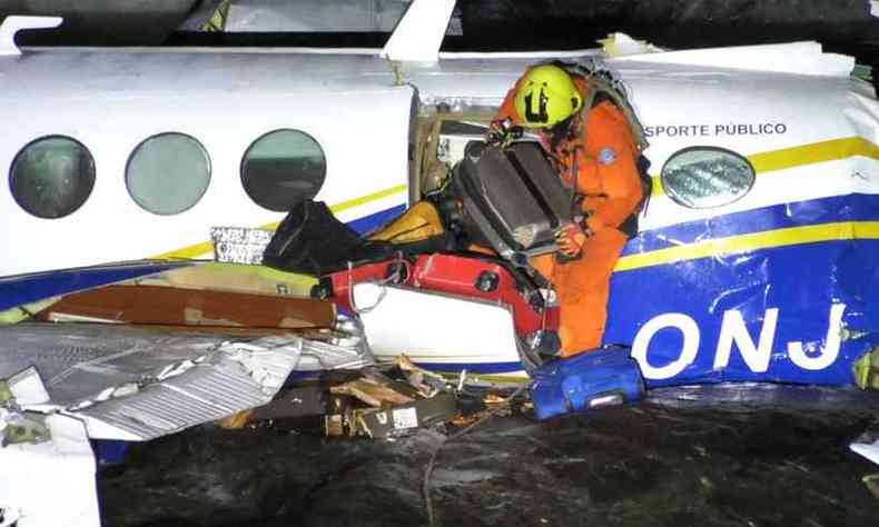 bombeiro retira objetos do avio que levava Marlia Mendona