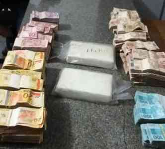 Foram encontrados R$150 mil e dois quilos de cocana dentro do veculo de luxo dos suspeitos(foto: Polcia Civil/ Divulgao)