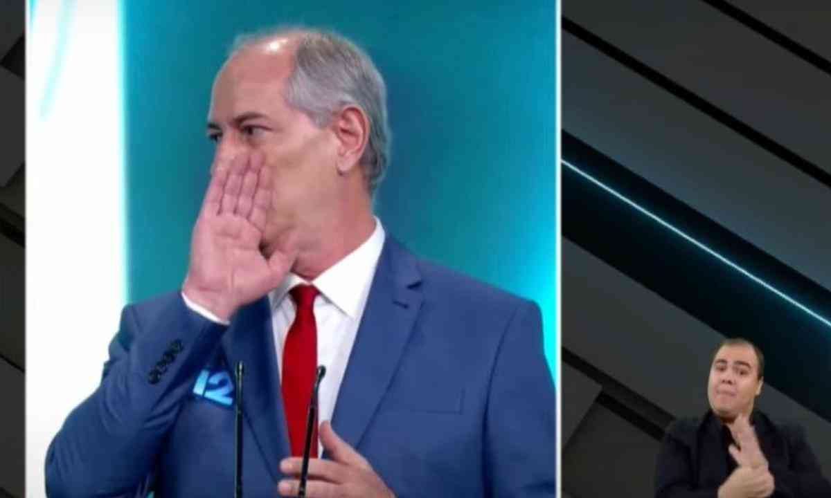 Debate no SBT c mera flagra Ciro cochichando com Bolsonaro