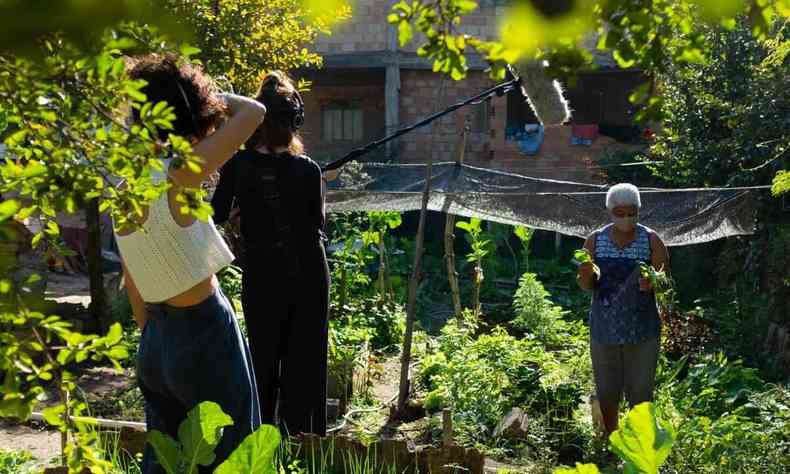 filmagem de uma senhora na sua horta