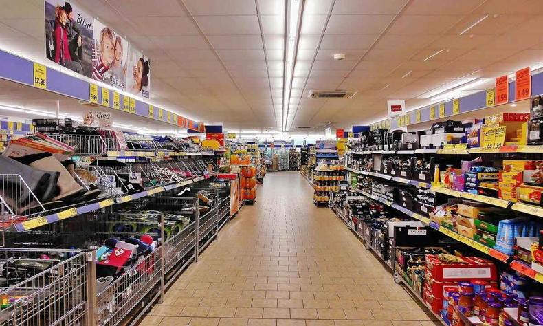 um corredor de um supermercado com duas prateleiras 