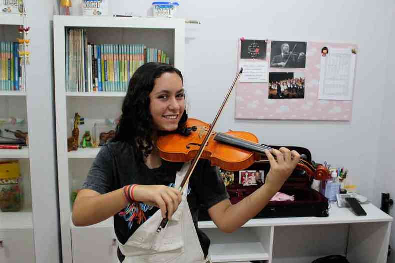  Com apenas 15 anos, Isabella toca violino h quase uma dcada (foto: Ronayre Nunes/Esp. CB/D.A Press )