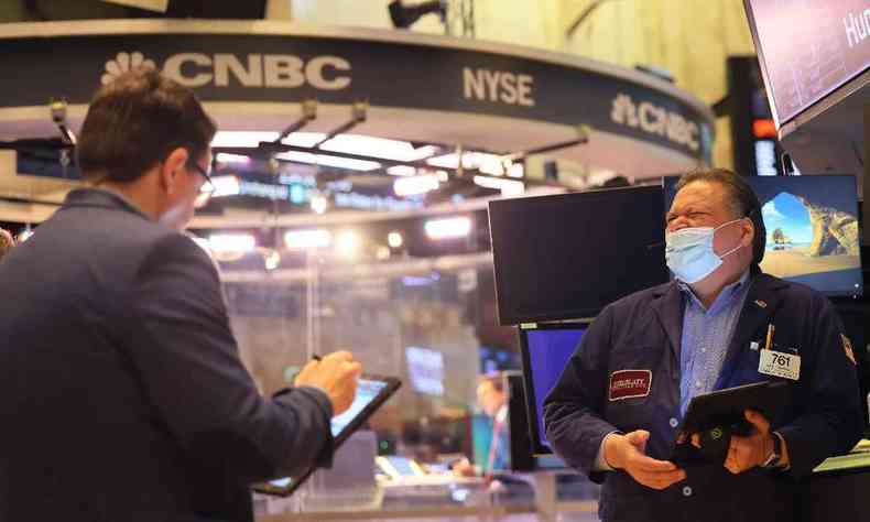 Comerciantes trabalham no pregão da Bolsa de Valores de Nova York durante as negociações da manhã em 5 de maio de 2022 na cidade de Nova York.