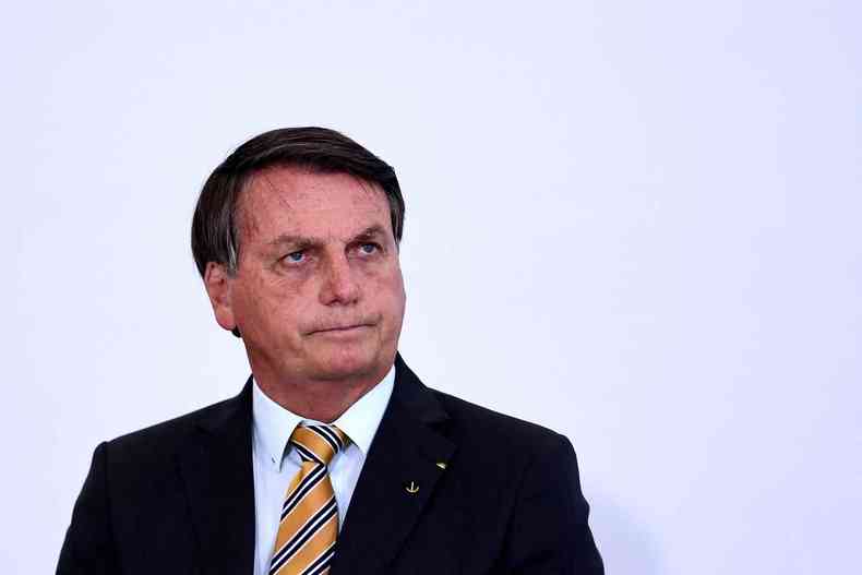 Bolsonaro olhando para a direita, com as feies srias