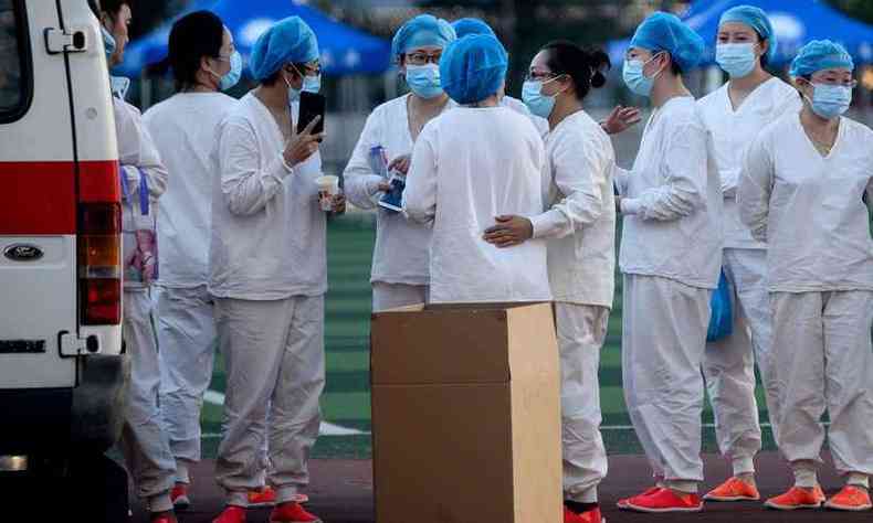 Equipes mdicas se pararam para testar pessoas que visitaram ou vivem perto do mercado de Xinfadi, em Pequim, origem do novo surto de COVID-19 no pas(foto: NOEL CELIS/AFP)