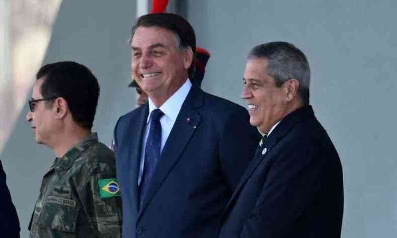 Bolsonaro vem cometendo crimes em srie - de responsabilidade e comuns -, mas absolutamente nada lhe acontece(foto: EVARISTO SA / AFP)