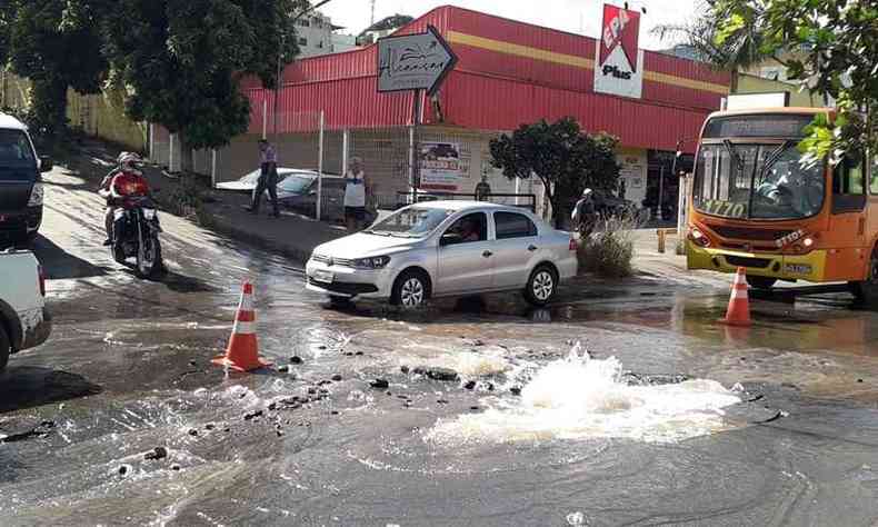 Motoristas desviam de vazamento na avenida(foto: Jair Amaral/EM/DA Press)