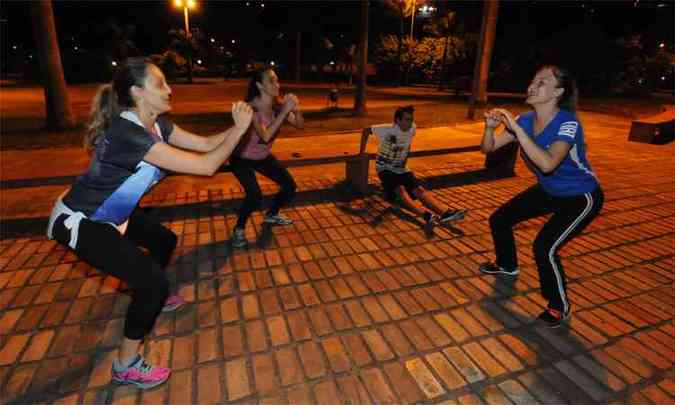 Grupo de amigos faz exerccios fsicos na JK(foto: Marcos Vieira/EM/DA Press)