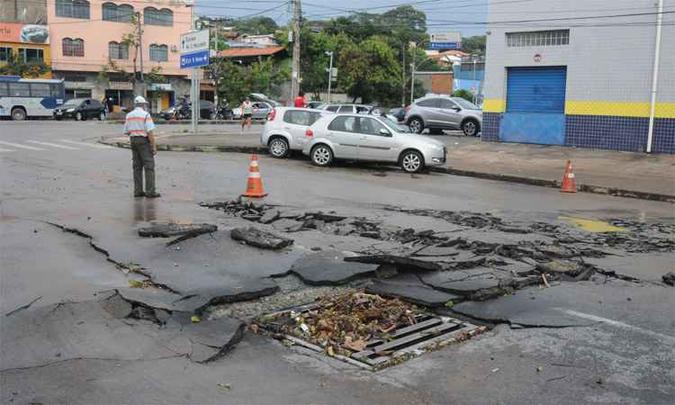 À tarde, mais uma tempestade aumentou a lista de prejuízos na cidade, como ocorreu em rua de Venda Nova(foto: Túlio Santos/EM/DA Press) À tarde, mais uma tempestade aumentou a lista de prejuízos na cidade, como ocorreu em rua de Venda Nova(foto: Túlio Santos/EM/DA Press)
