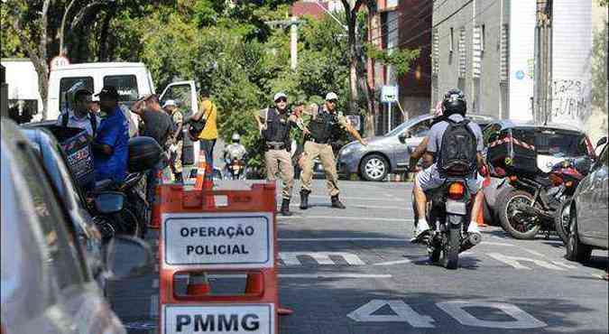 Policiais militares revistaram vrias pessoas ontem na Serra e trs foram levados para a delegacia(foto: Juarez Rodrigues/EM/D.A Press)