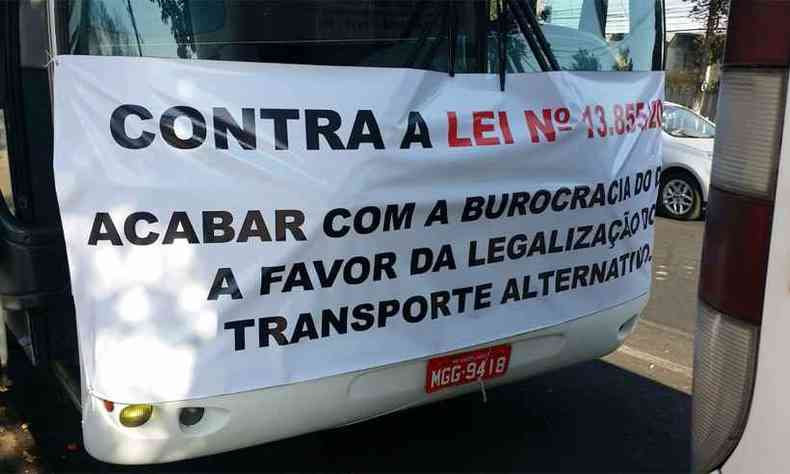 Faixa protesta contra a lei sancionada pelo presidente Jair Bolsonaro em julho, aumentando a punio para os perueiros(foto: Paulo Filgueiras/EM/DA Press)