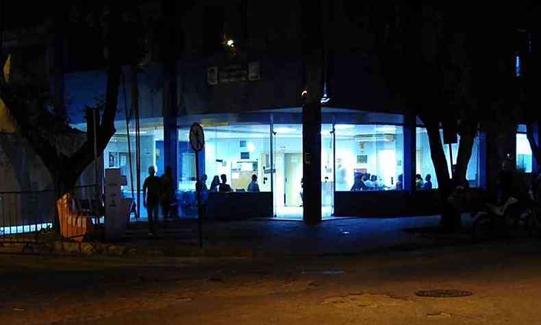 Na esquina das ruas Rui Barbosa e So Joo, em meia  escurido, havia um grande nmero de pessoas a espera da triagem COVID-19, na Policlnica Central(foto: Tim Filho)