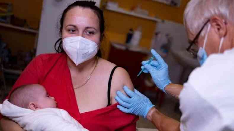 mulher se vacinando