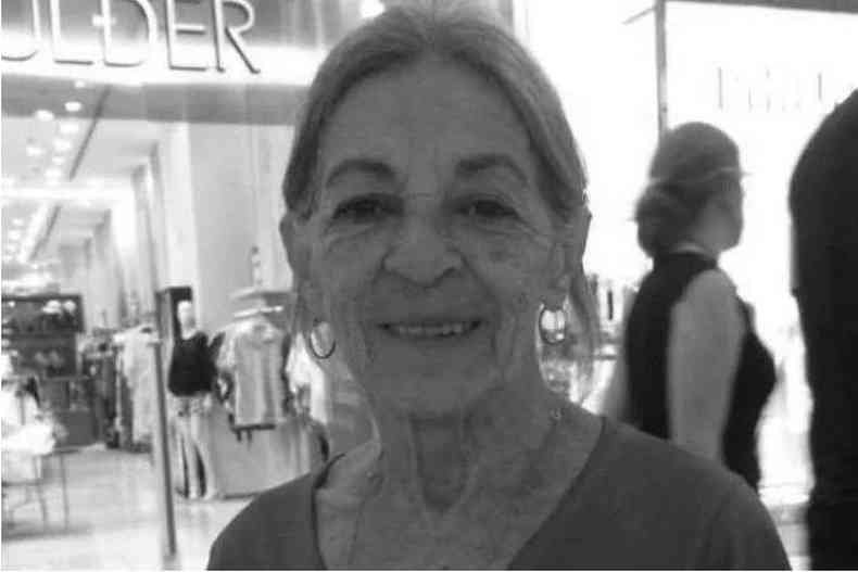 Fotografia da professora Elisabeth Tenreiro sorrindo, imagem em preto e branco